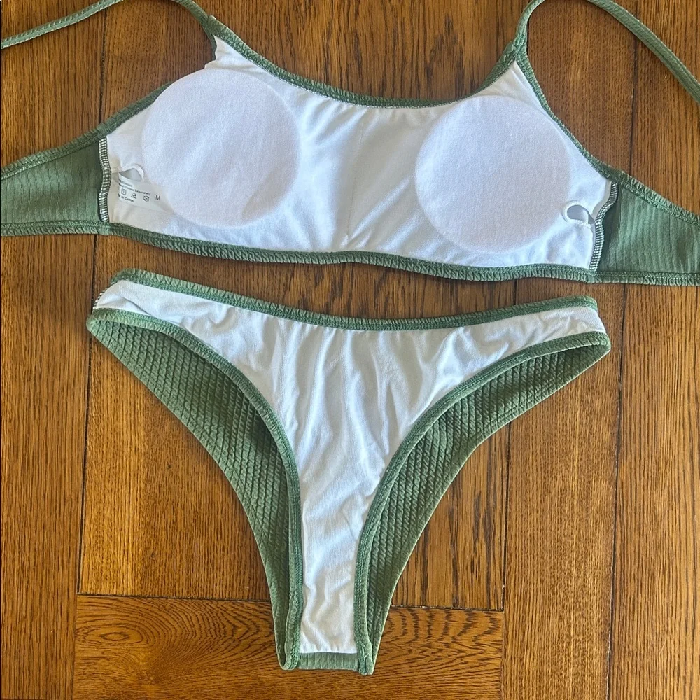 Green Textured Bikini Set | Size Medium - Picture 5 of 5